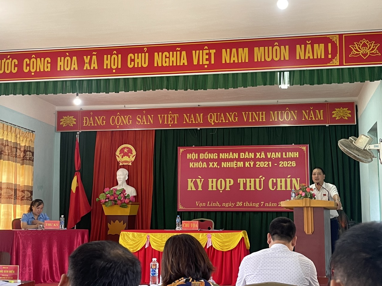 Đồng chí Hoàng Trung Kiên, Phó chủ tịch HĐND xã phát biểu khai mạc tại kỳ họp