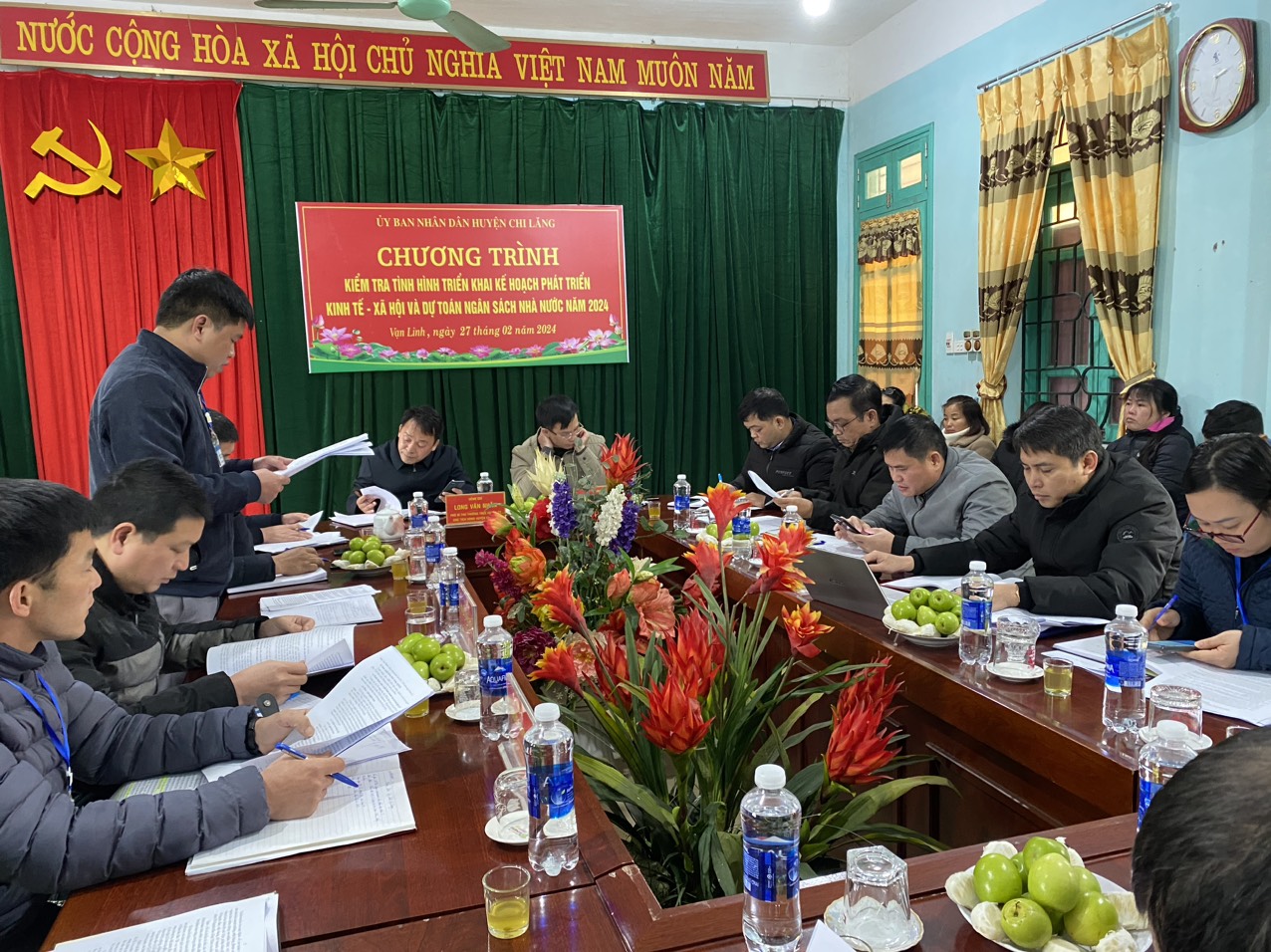 Đoàn đã nghe báo cáo của UBND xã Vạn Linh về tình hình phát triển kinh tế - xã hội, quốc phòng, an ninh và dự toán ngân sách nhà nước năm 2024