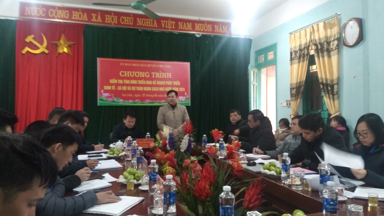 Đồng chí Phùng Văn Nghĩa – Phó Chủ tịch UBND huyện (giữa) và đoàn công tác làm việc tại UBND xã Vạn Linh.